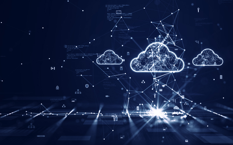 The image features an outline of three clouds against a dark blue background, serving as an illustration of cloud-edge computing.